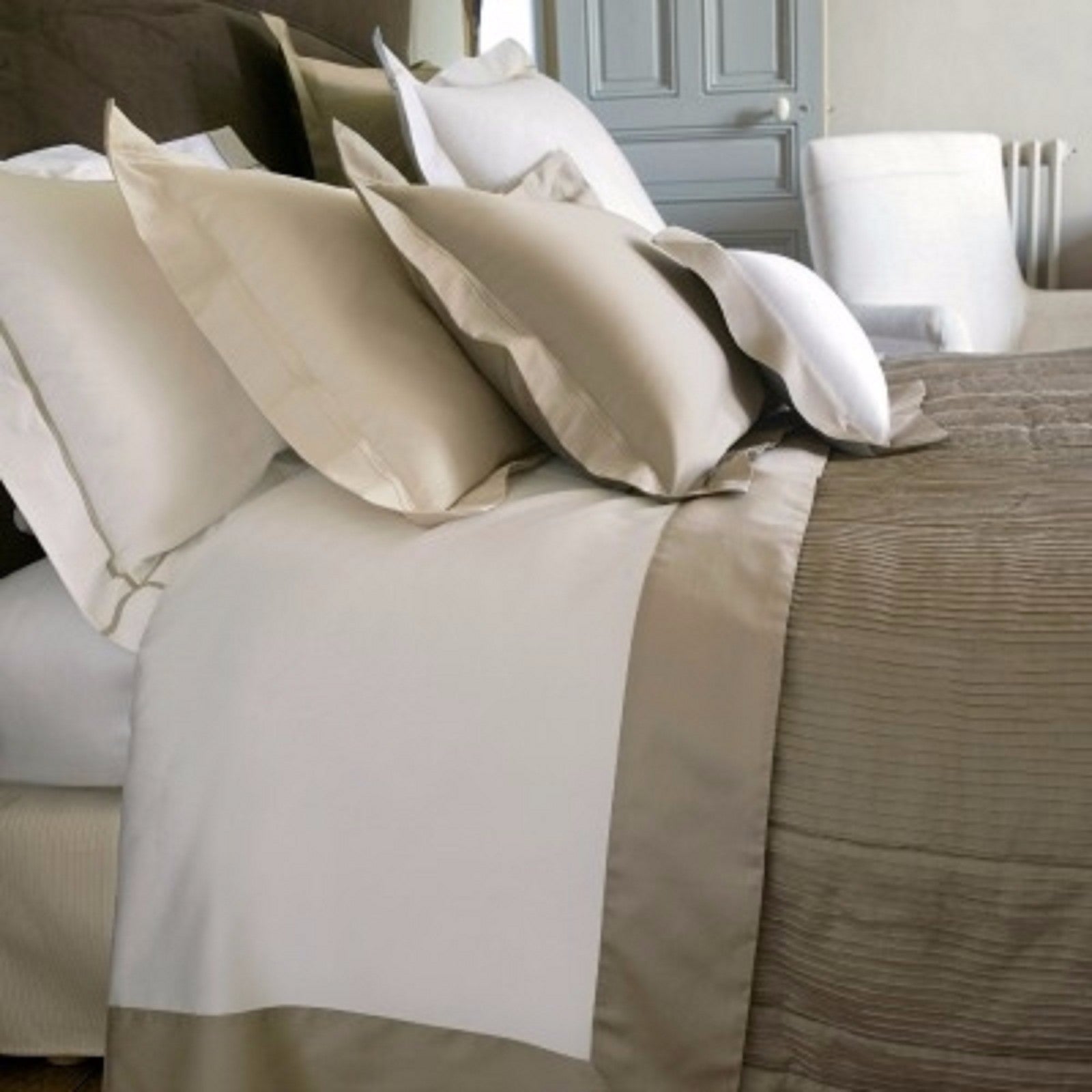 Yves Delorme Cocon  White Queen Flat Sheet Taupe Border Cotton Sateen Sureau NEW0