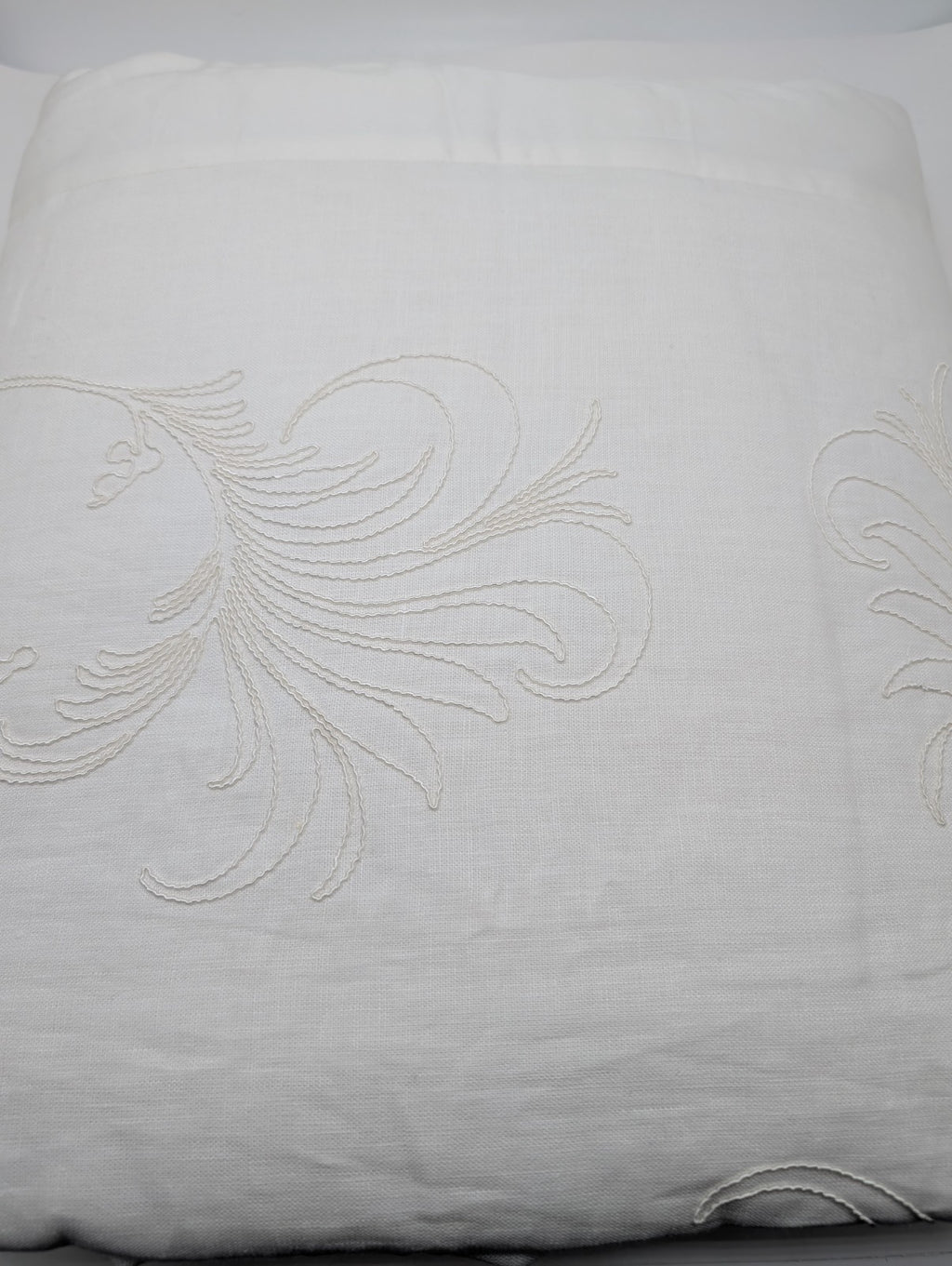 Yves Delorme Nymphe White Counterpane Reverses Feathery Embroidered Jacquard NEW1