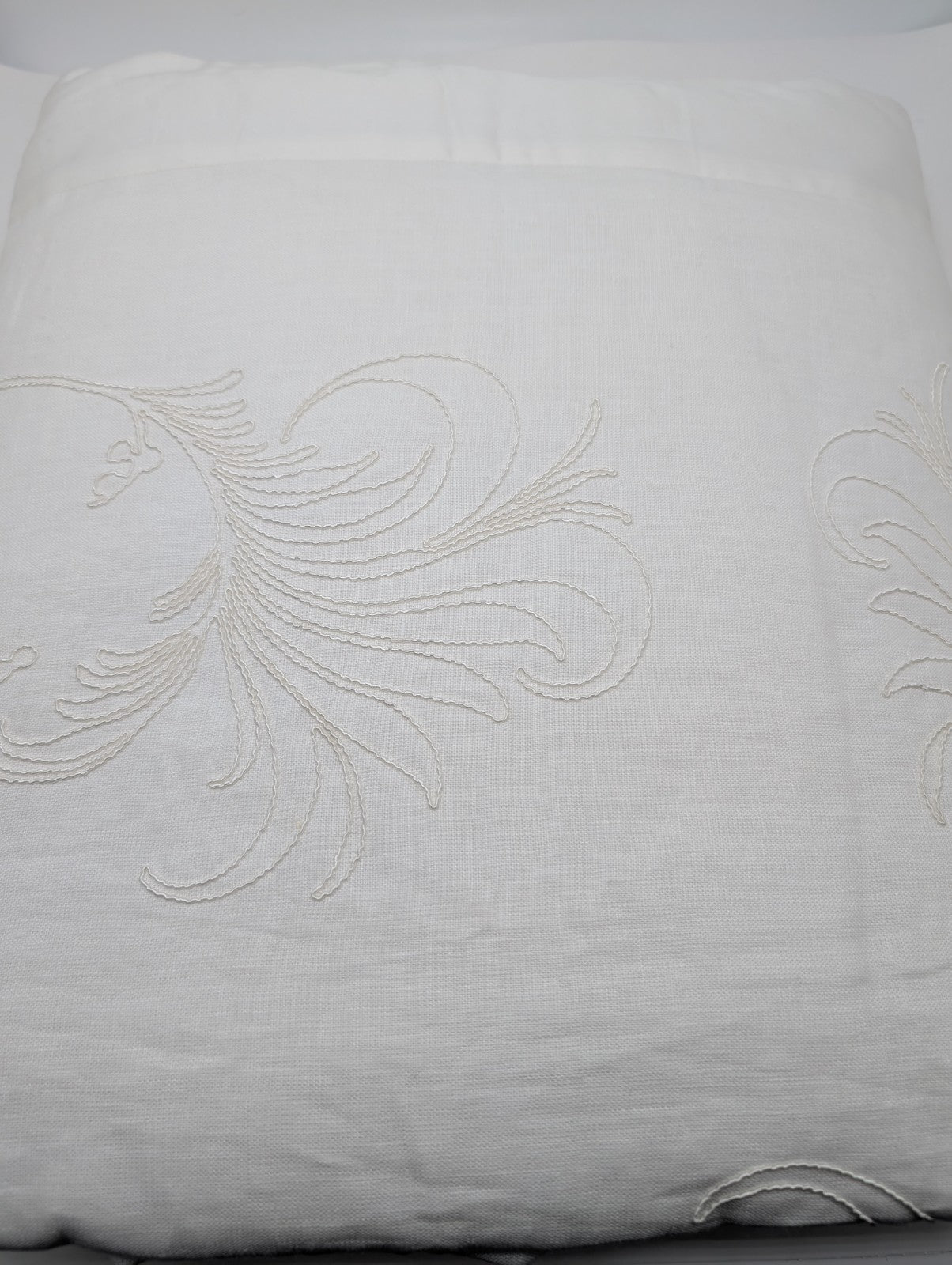 Yves Delorme Nymphe White Counterpane Reverses Feathery Embroidered Jacquard NEW1