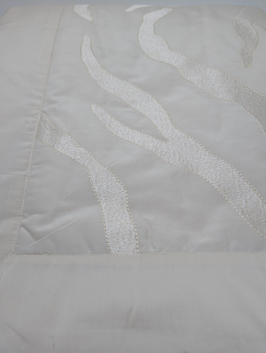 Yves Delorme Amazone Counterpane Golden Tint Jacquard Silk Sateen Embroidery NEW9