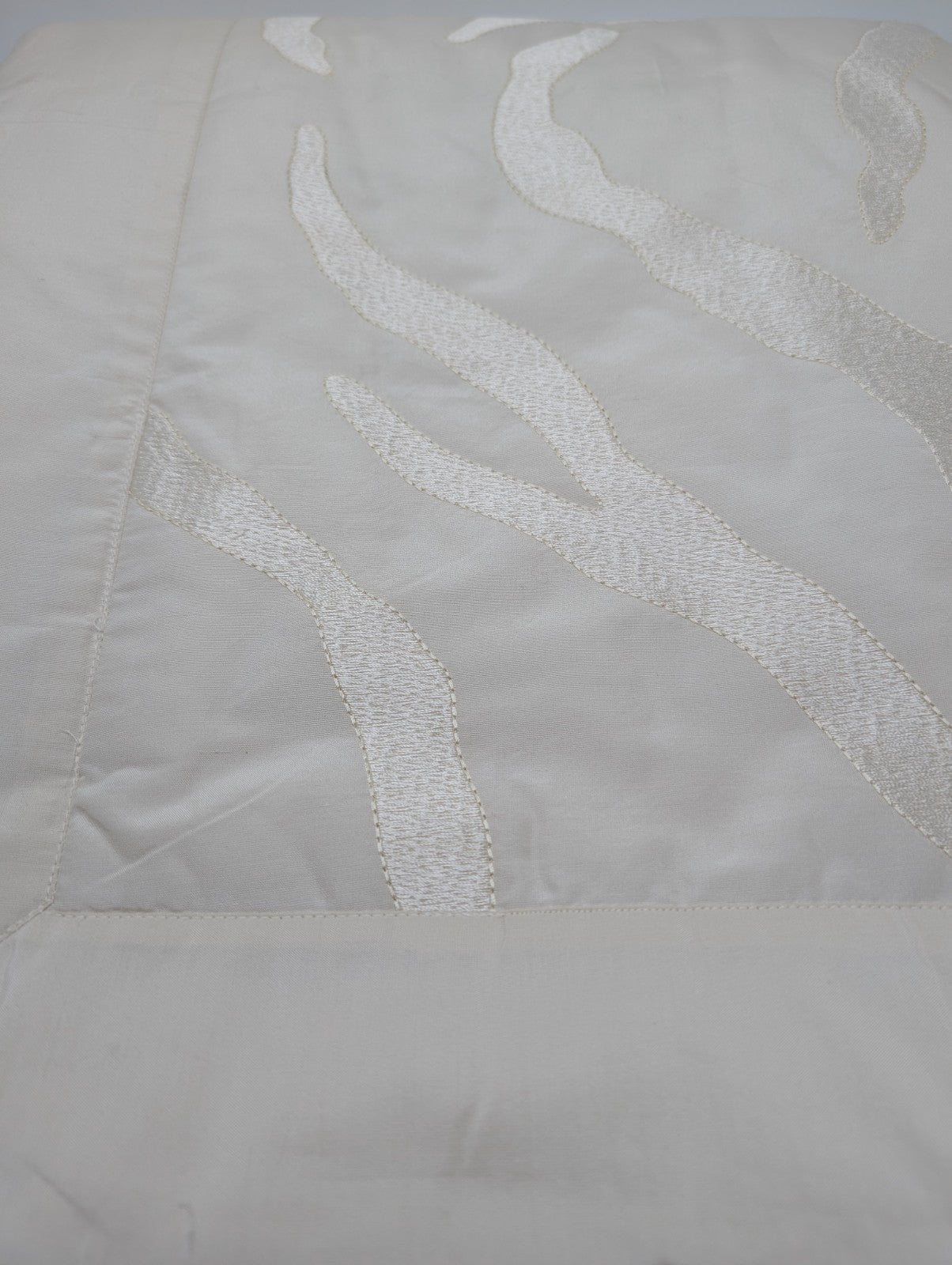 Yves Delorme Amazone Counterpane Golden Tint Jacquard Silk Sateen Embroidery NEW9