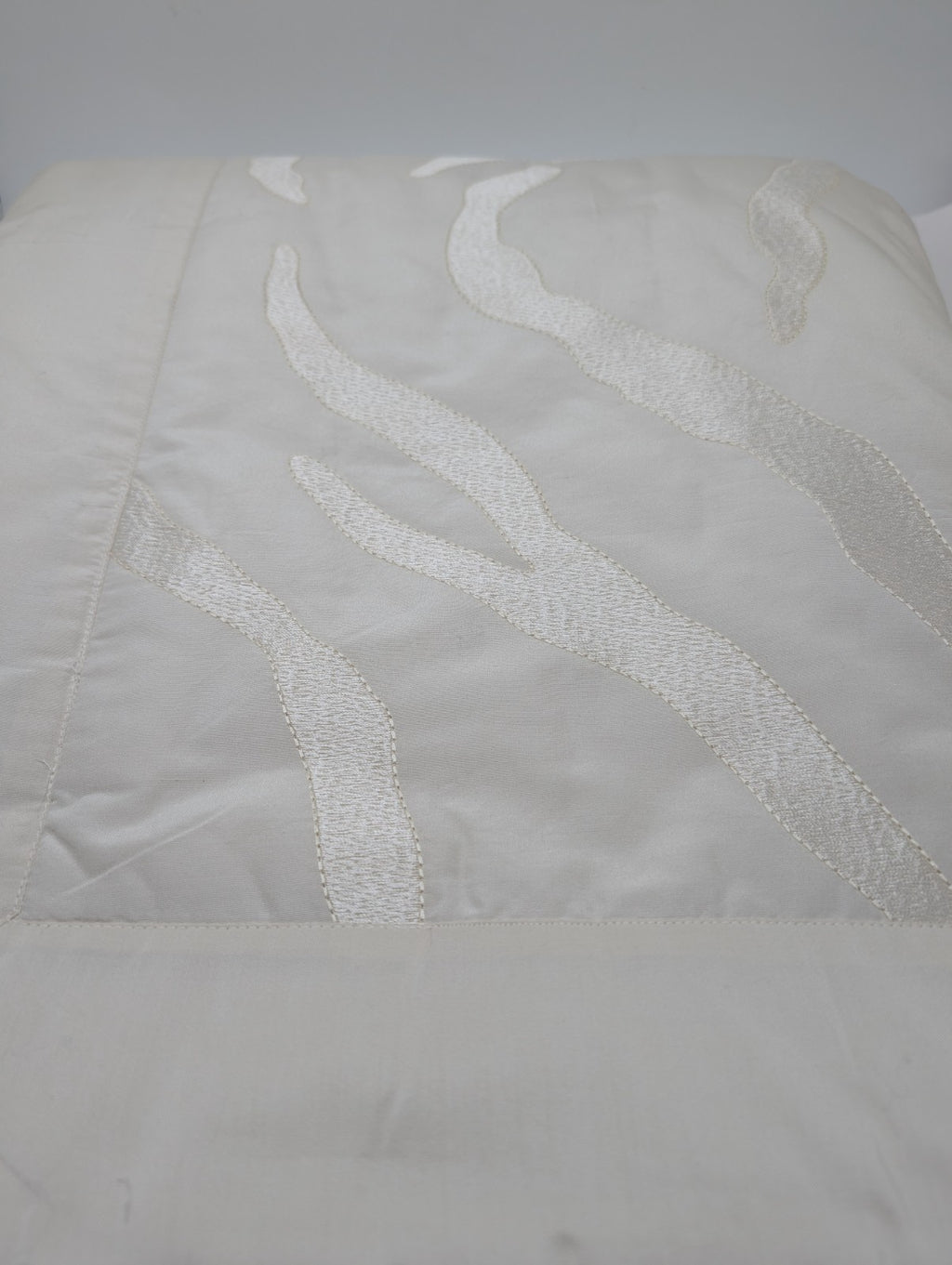 Yves Delorme Amazone Counterpane Golden Tint Jacquard Silk Sateen Embroidery NEW5