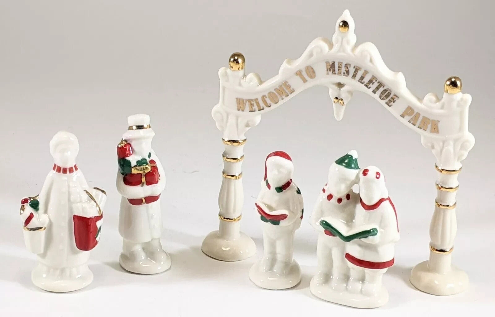 Lenox Mistletoe Park Santa's Lighted Cottage and Caroler Figurines Christmas NEW7