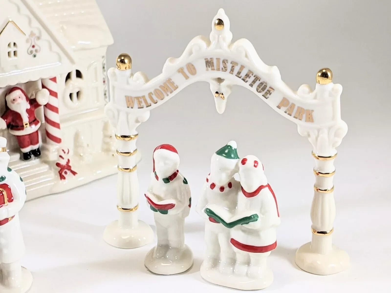 Lenox Mistletoe Park Santa's Lighted Cottage and Caroler Figurines Christmas NEW9