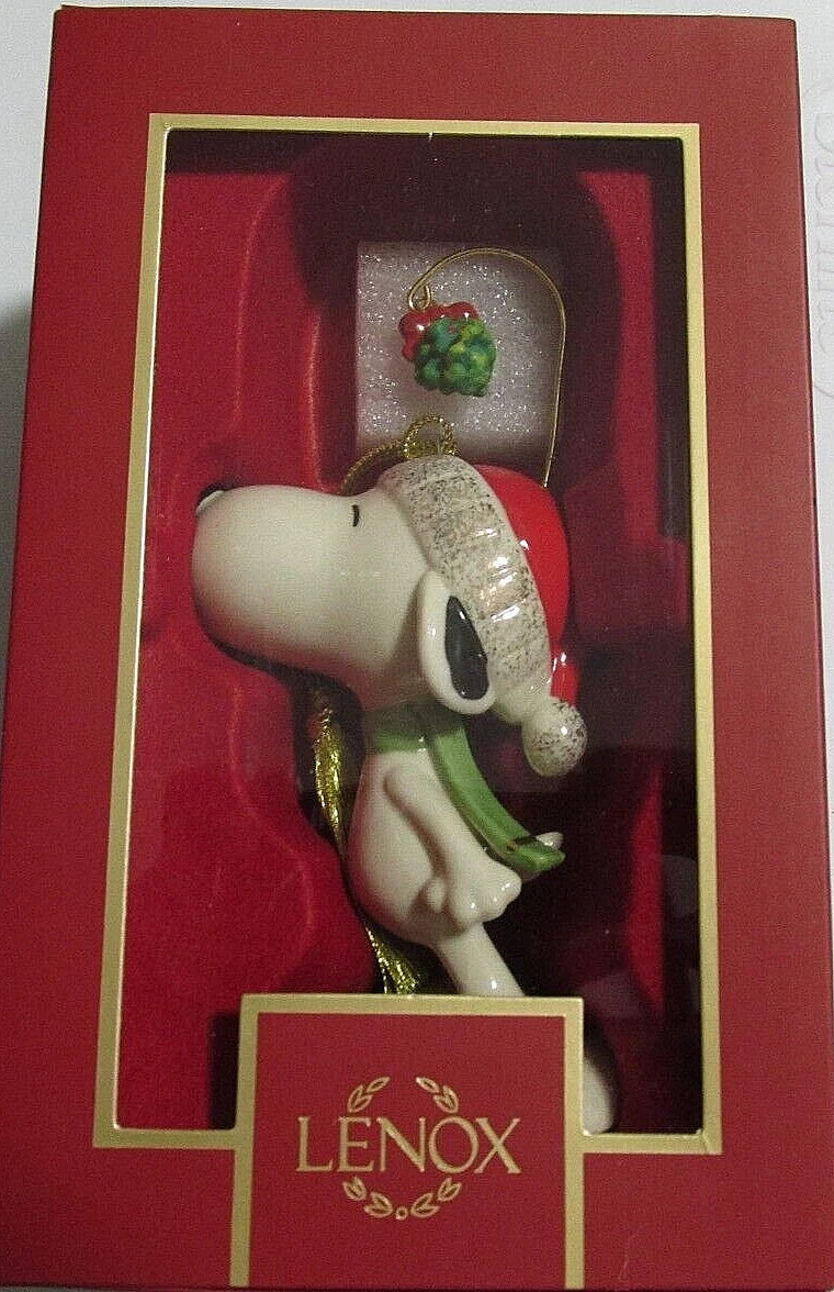 Lenox Peanuts Snoopy Under Mistletoe Figurine Ornament Beagle Dog Christmas NEW9