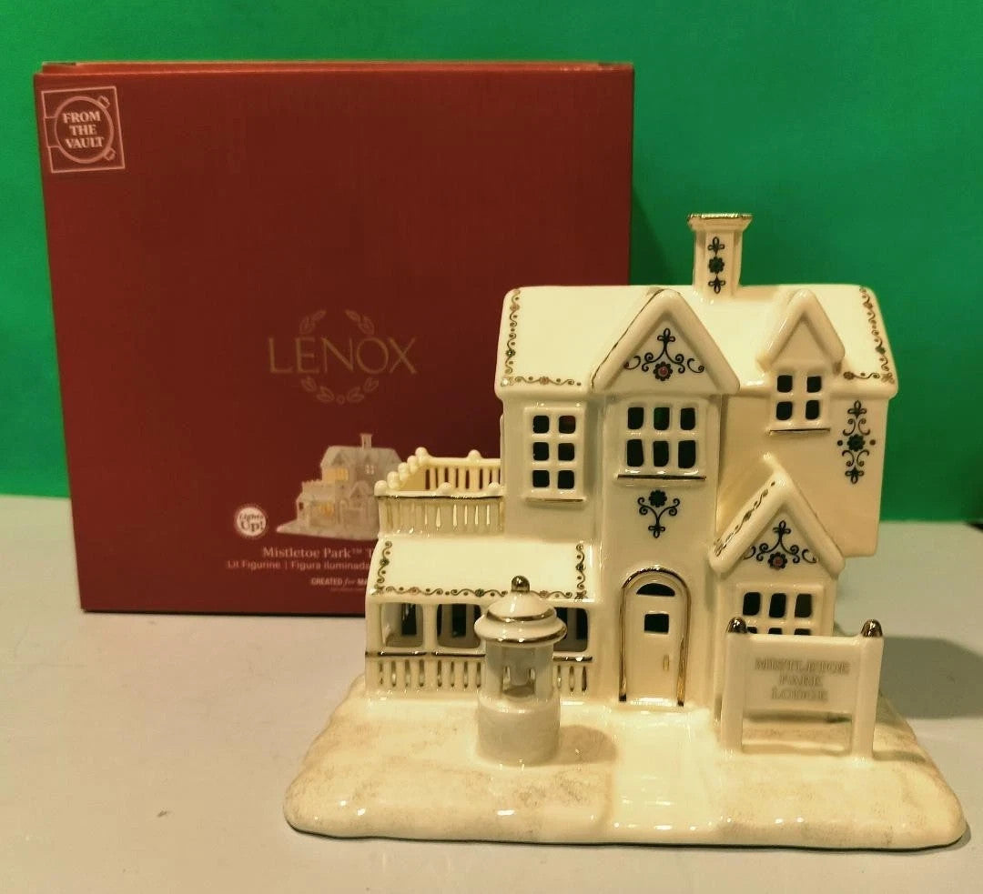 Lenox Mistletoe Park Lighted The Ski Lodge Figurine Treasures Christmas NEW10