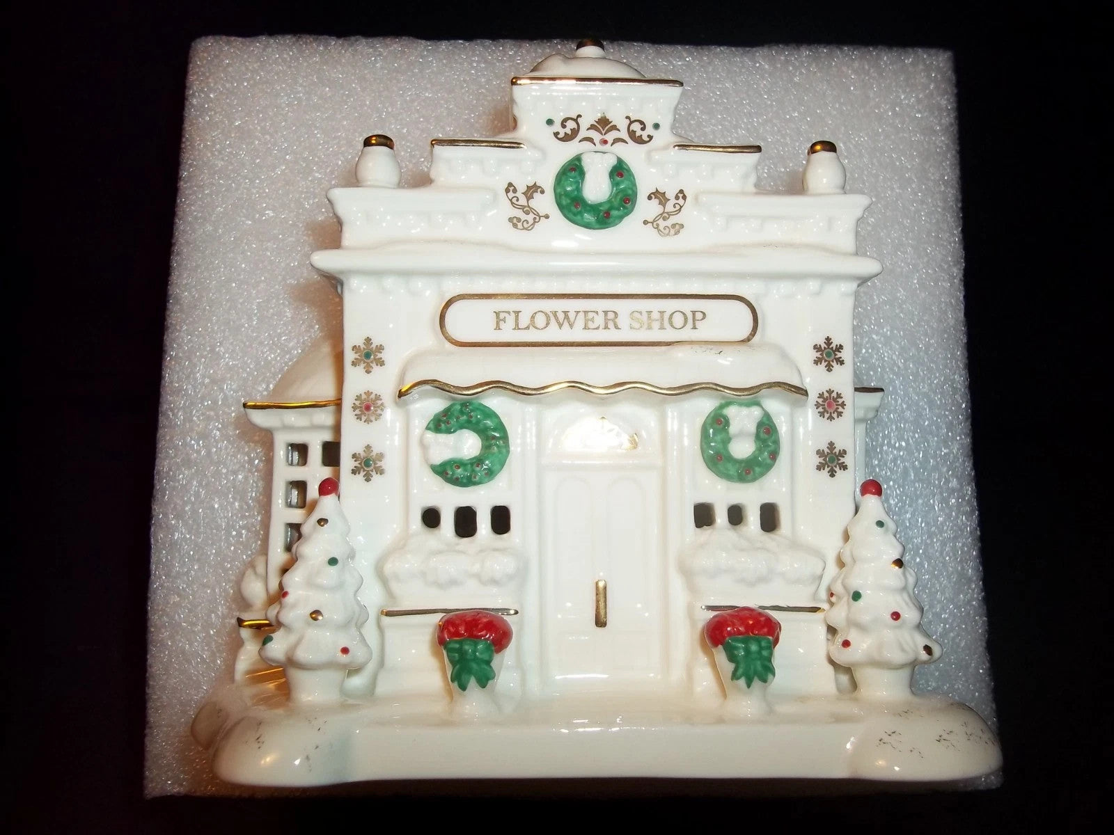 Lenox Mistletoe Park Lighted Flower Shop Figurine Village Treasure Christmas NEW8