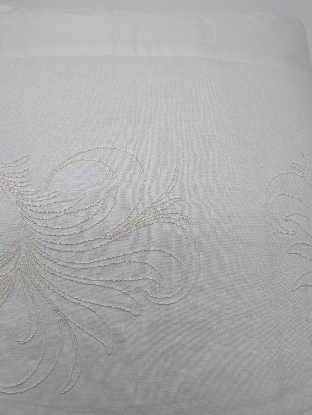 Yves Delorme Nymphe White Counterpane Reverses Feathery Embroidered Jacquard NEW14