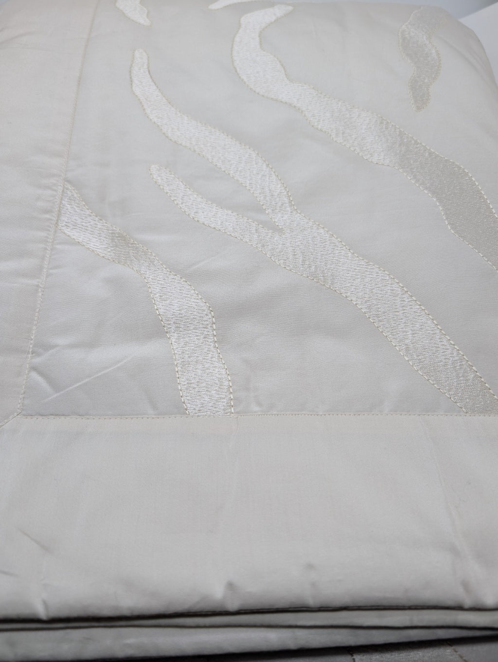 Yves Delorme Amazone Counterpane Golden Tint Jacquard Silk Sateen Embroidery NEW7