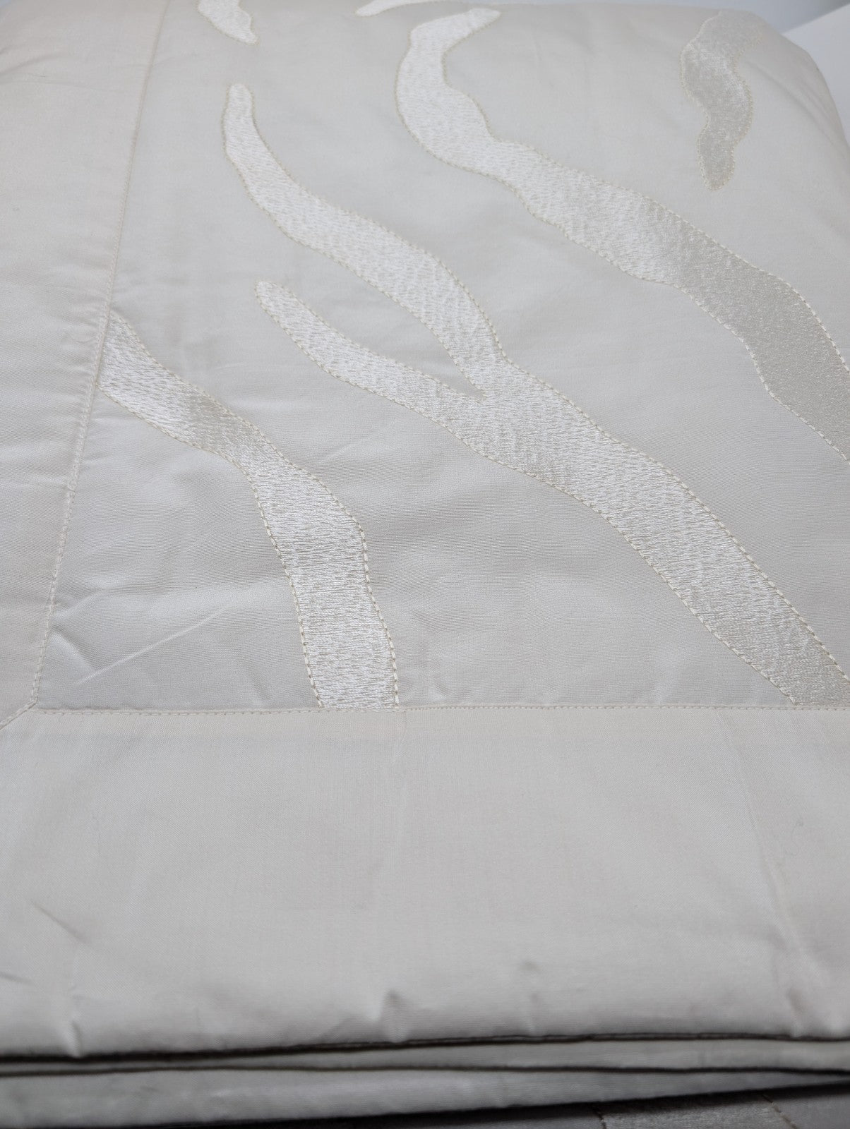 Yves Delorme Amazone Counterpane Golden Tint Jacquard Silk Sateen Embroidery NEW7