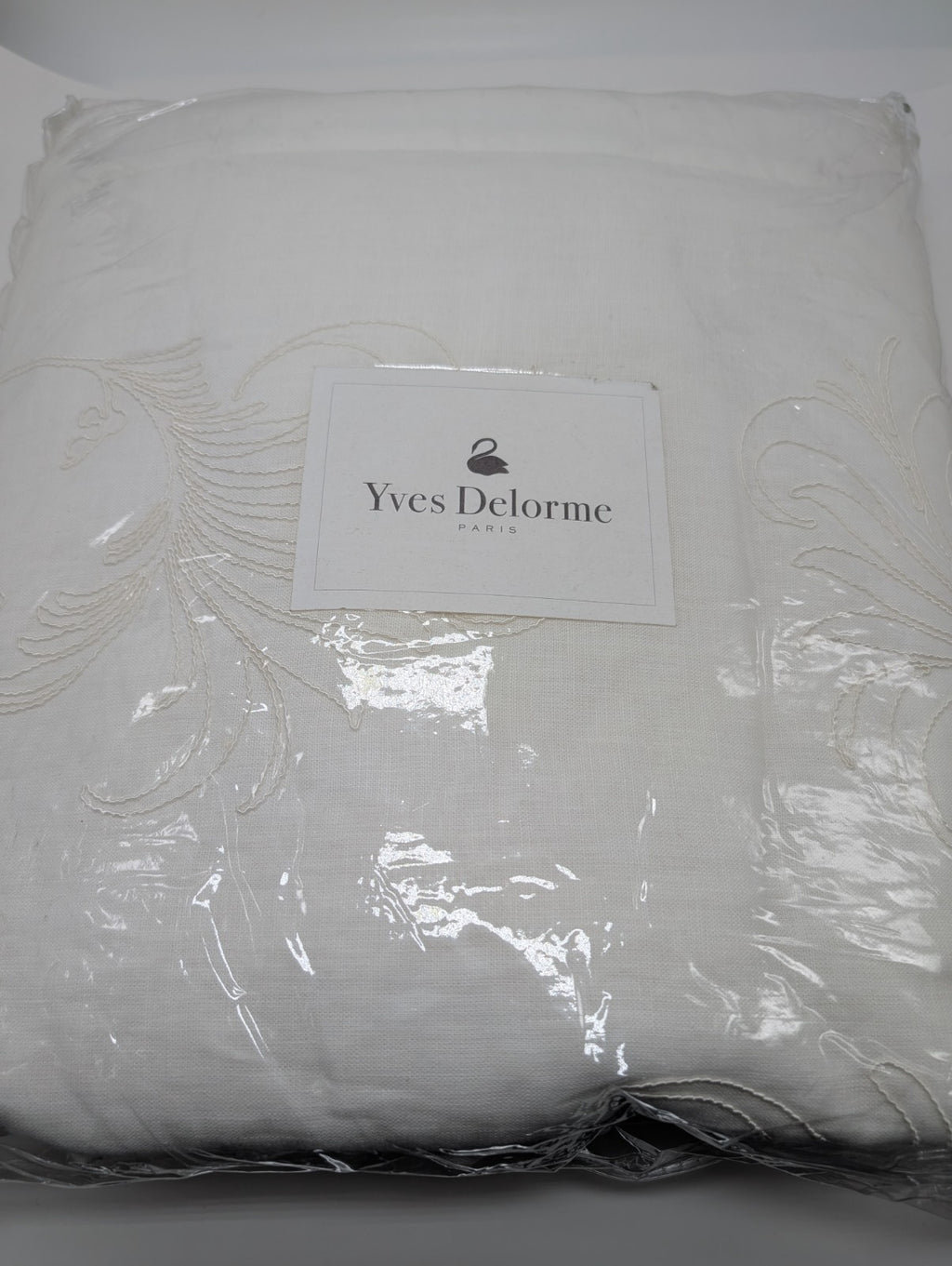 Yves Delorme Nymphe White Counterpane Reverses Feathery Embroidered Jacquard NEW15