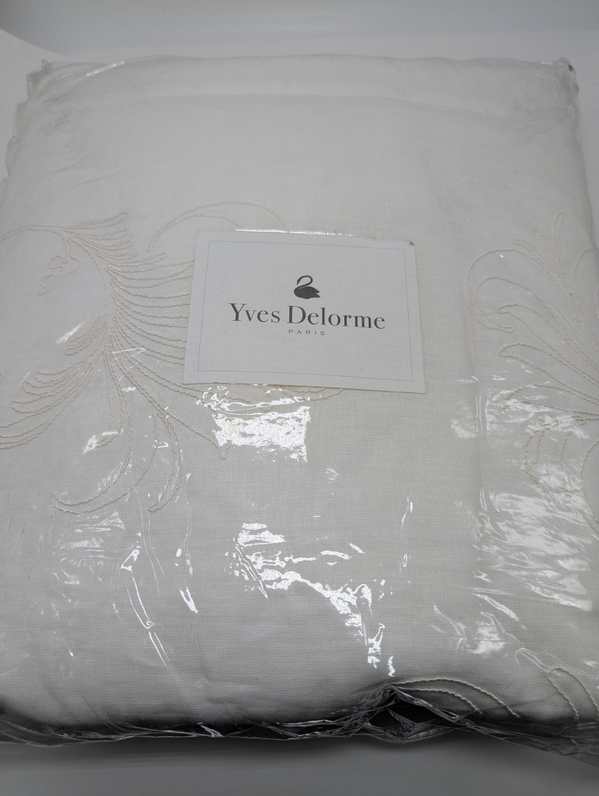 Yves Delorme Nymphe White Counterpane Reverses Feathery Embroidered Jacquard NEW15