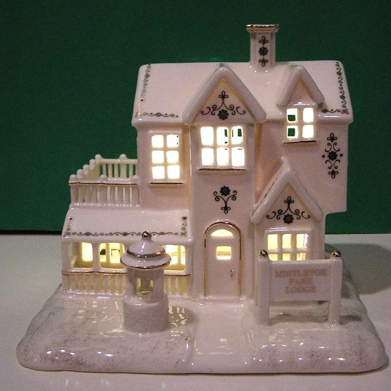 Lenox Mistletoe Park Lighted The Ski Lodge Figurine Treasures Christmas NEW2