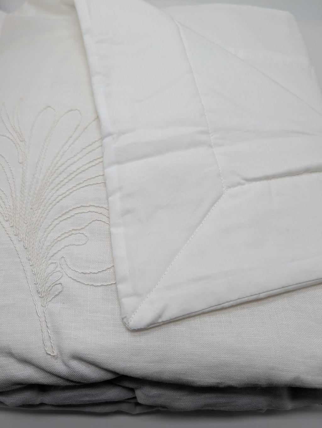 Yves Delorme Nymphe White Counterpane Reverses Feathery Embroidered Jacquard NEW12