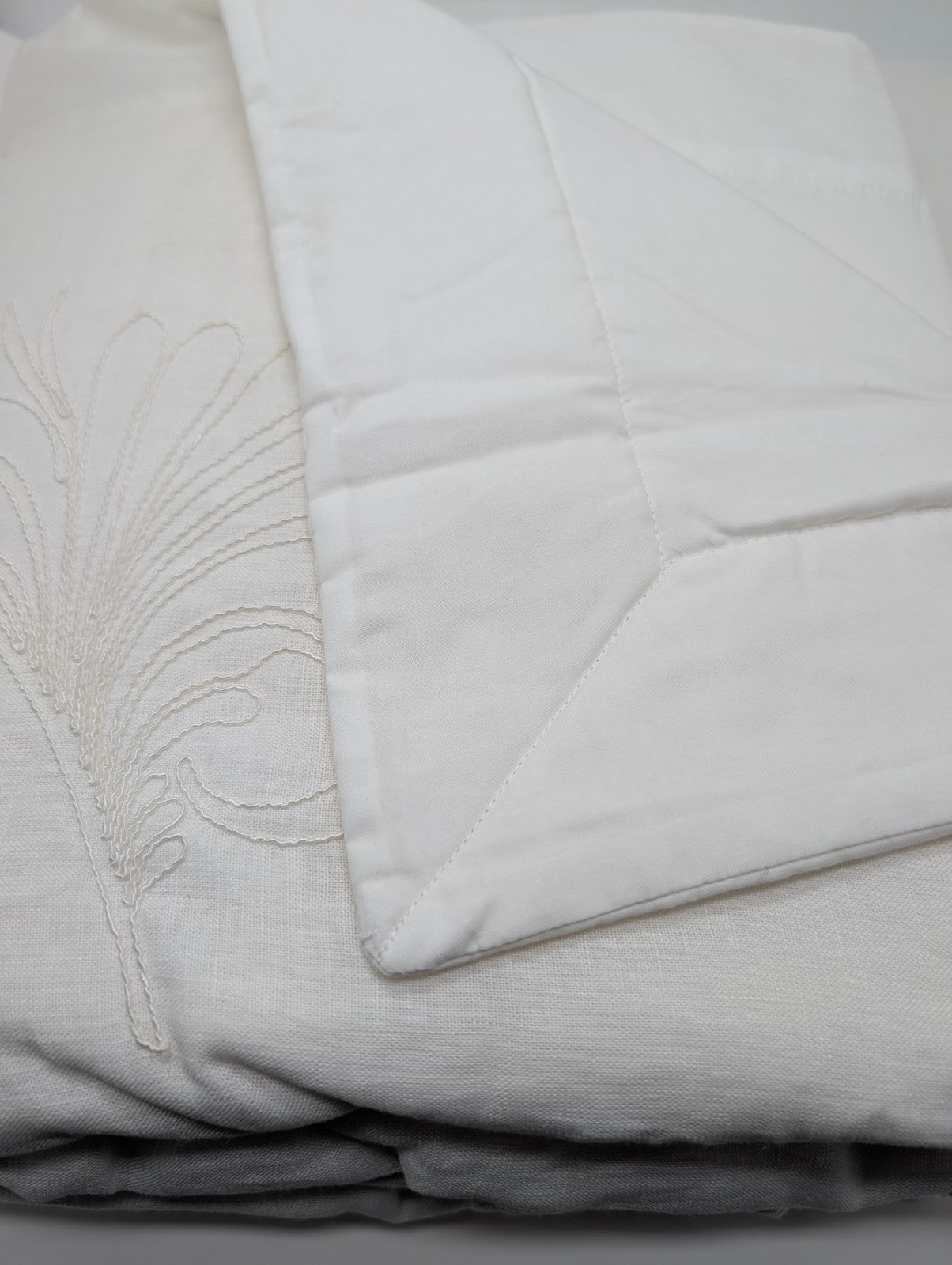 Yves Delorme Nymphe White Counterpane Reverses Feathery Embroidered Jacquard NEW12