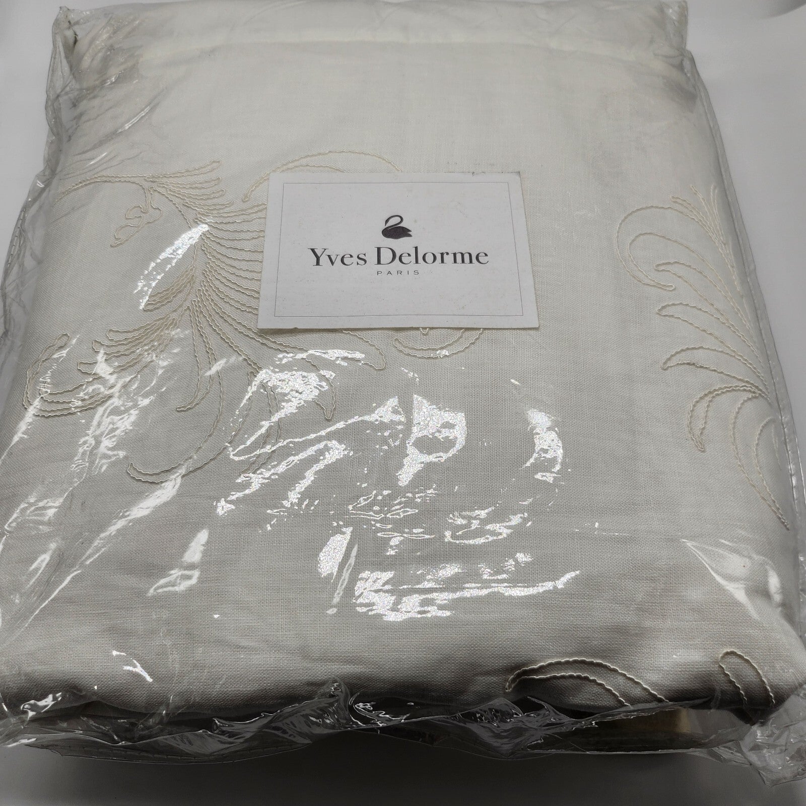 Yves Delorme Nymphe White Counterpane Reverses Feathery Embroidered Jacquard NEW3