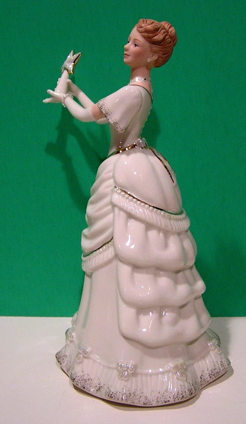 Lenox 2018 Classic Victorian Lady Christmas Figurine Finishing Touches COA NEW4