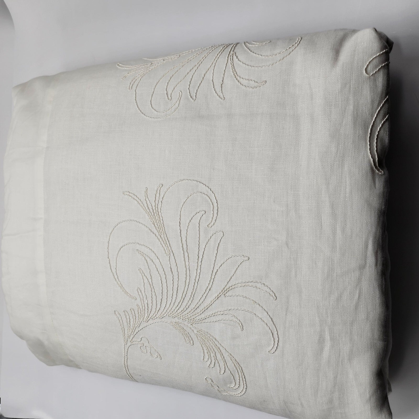 Yves Delorme Nymphe White Counterpane Reverses Feathery Embroidered Jacquard NEW10