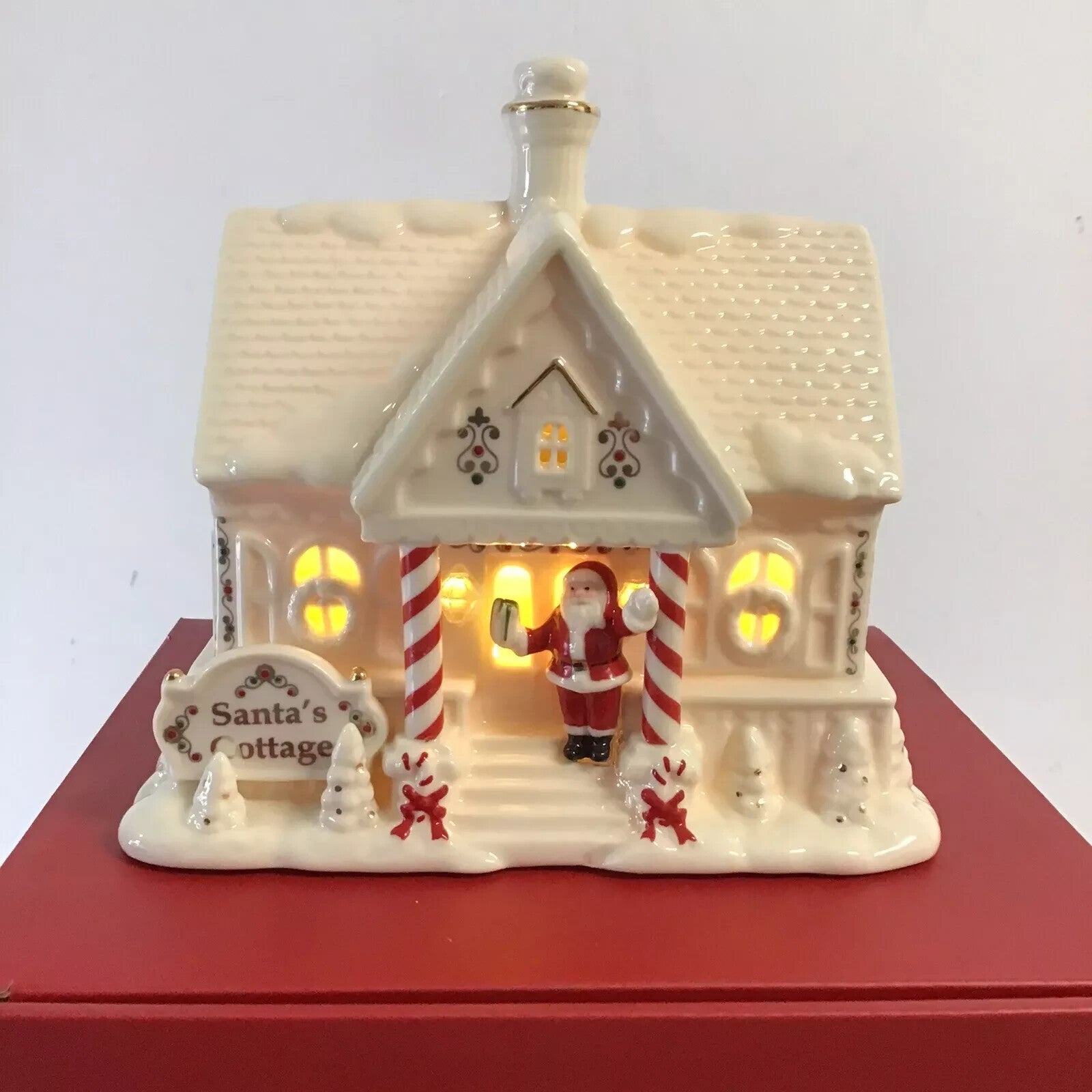 Lenox Mistletoe Park Santa's Lighted Cottage and Caroler Figurines Christmas NEW13