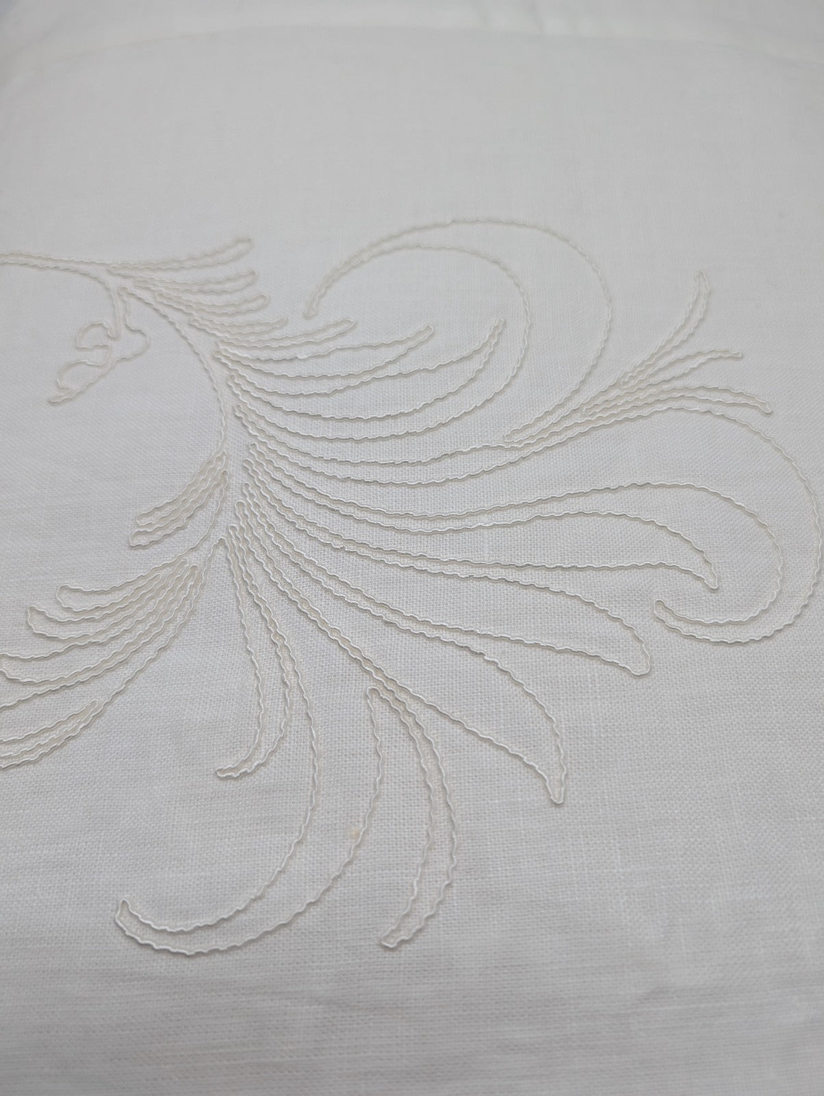 Yves Delorme Nymphe White Counterpane Reverses Feathery Embroidered Jacquard NEW13