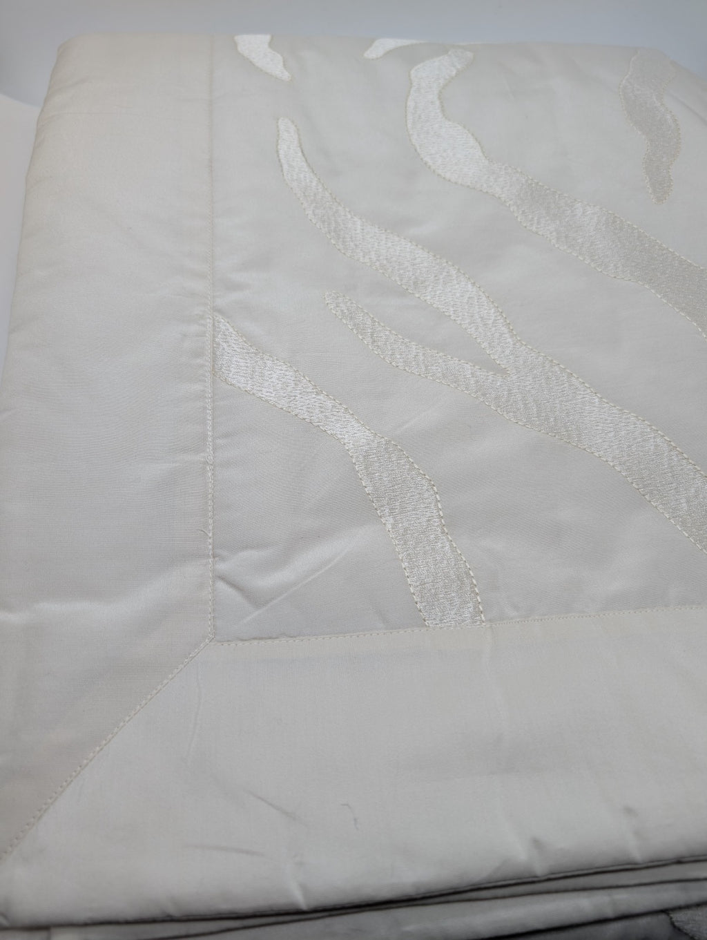 Yves Delorme Amazone Counterpane Golden Tint Jacquard Silk Sateen Embroidery NEW10