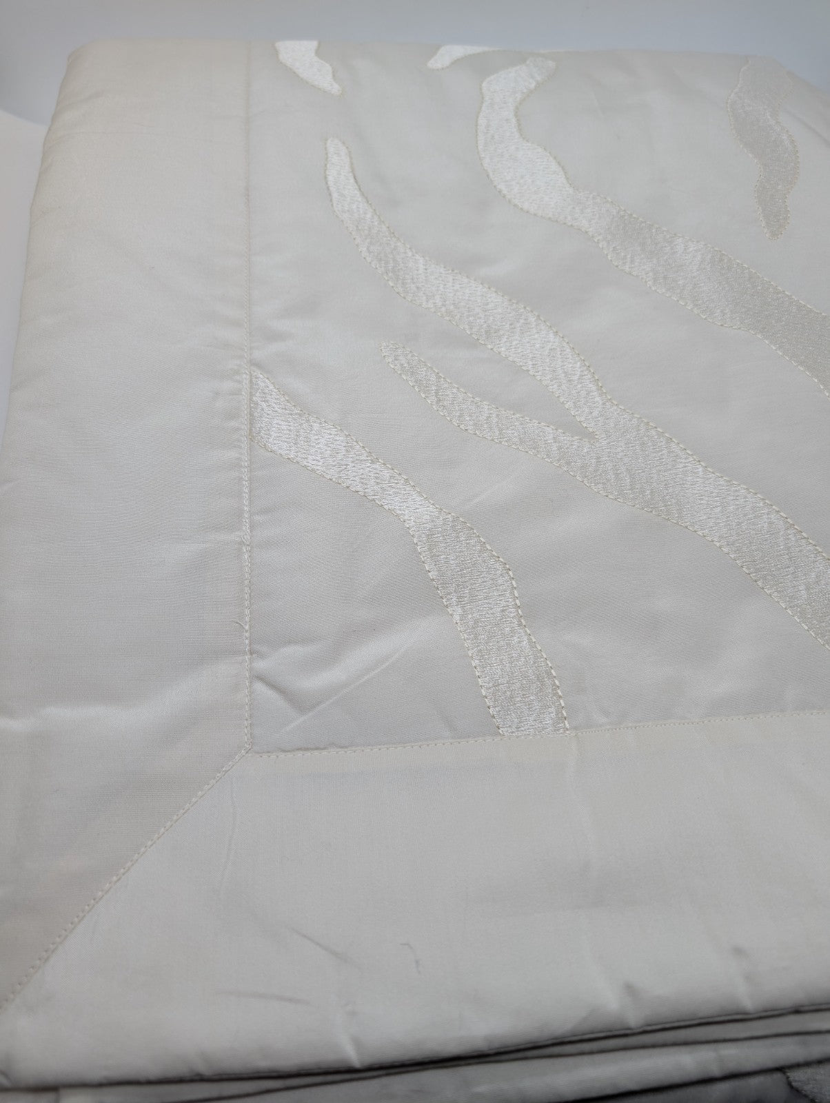 Yves Delorme Amazone Counterpane Golden Tint Jacquard Silk Sateen Embroidery NEW10