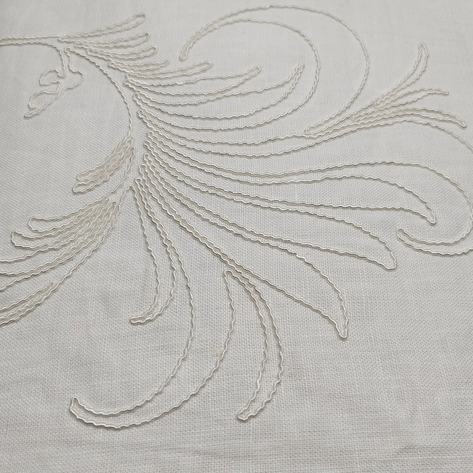 Yves Delorme Nymphe White Counterpane Reverses Feathery Embroidered Jacquard NEW6